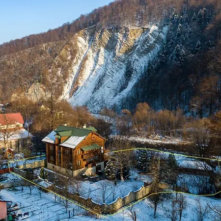 Mrija Деревянный коттедж *